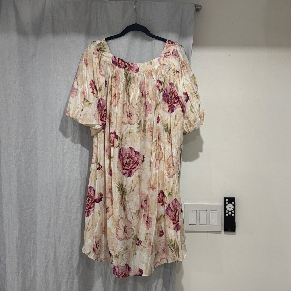 H&M floral balloon sleeve floral tunic dress 
Floral Puff Sleeve.  NWT Medium